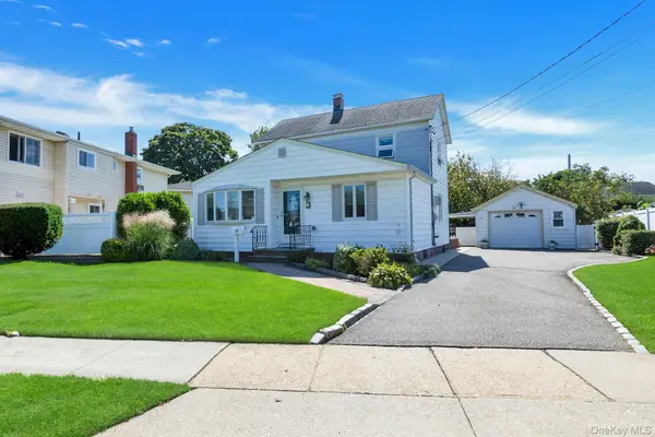 59 11th Street, Hicksville, NY 11801