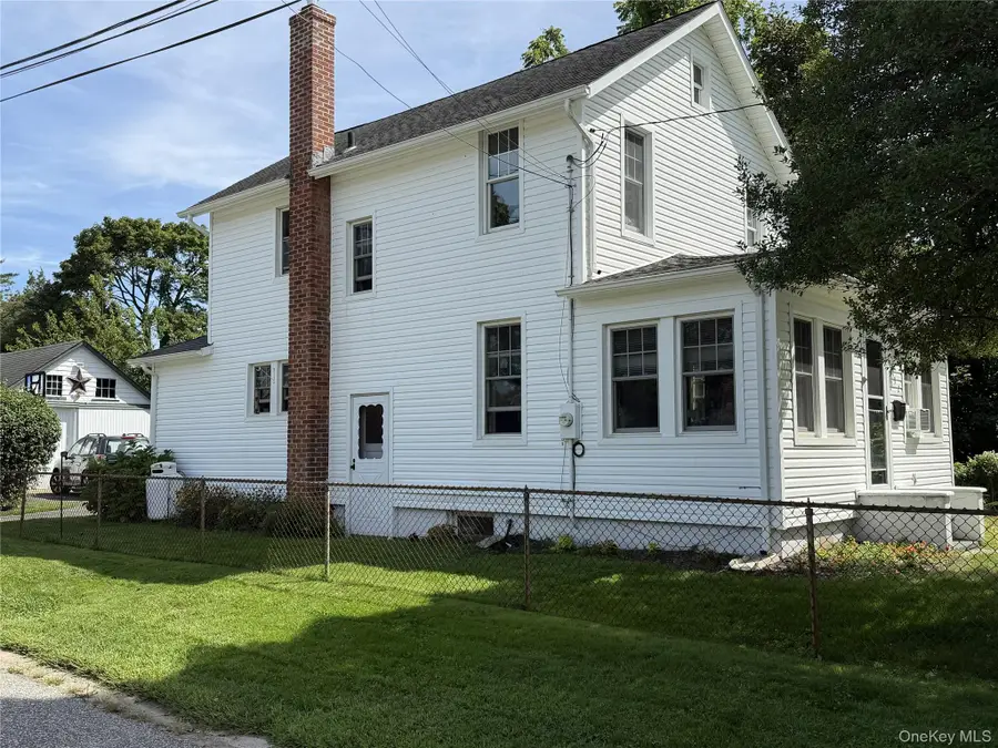 992 Roanoke Avenue, Riverhead, NY 11901 - #2