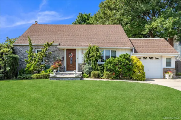 14 Mayfair Lane, Hicksville, NY 11801