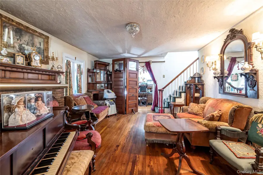 166 Southard Avenue, Rockville Centre, NY 11570 - #3