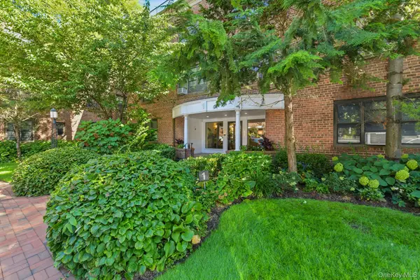 1 Town House Place #2L, Great Neck, NY 11021