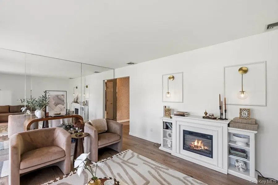 21 Seusing Boulevard, Ronkonkoma, NY 11779 - #2