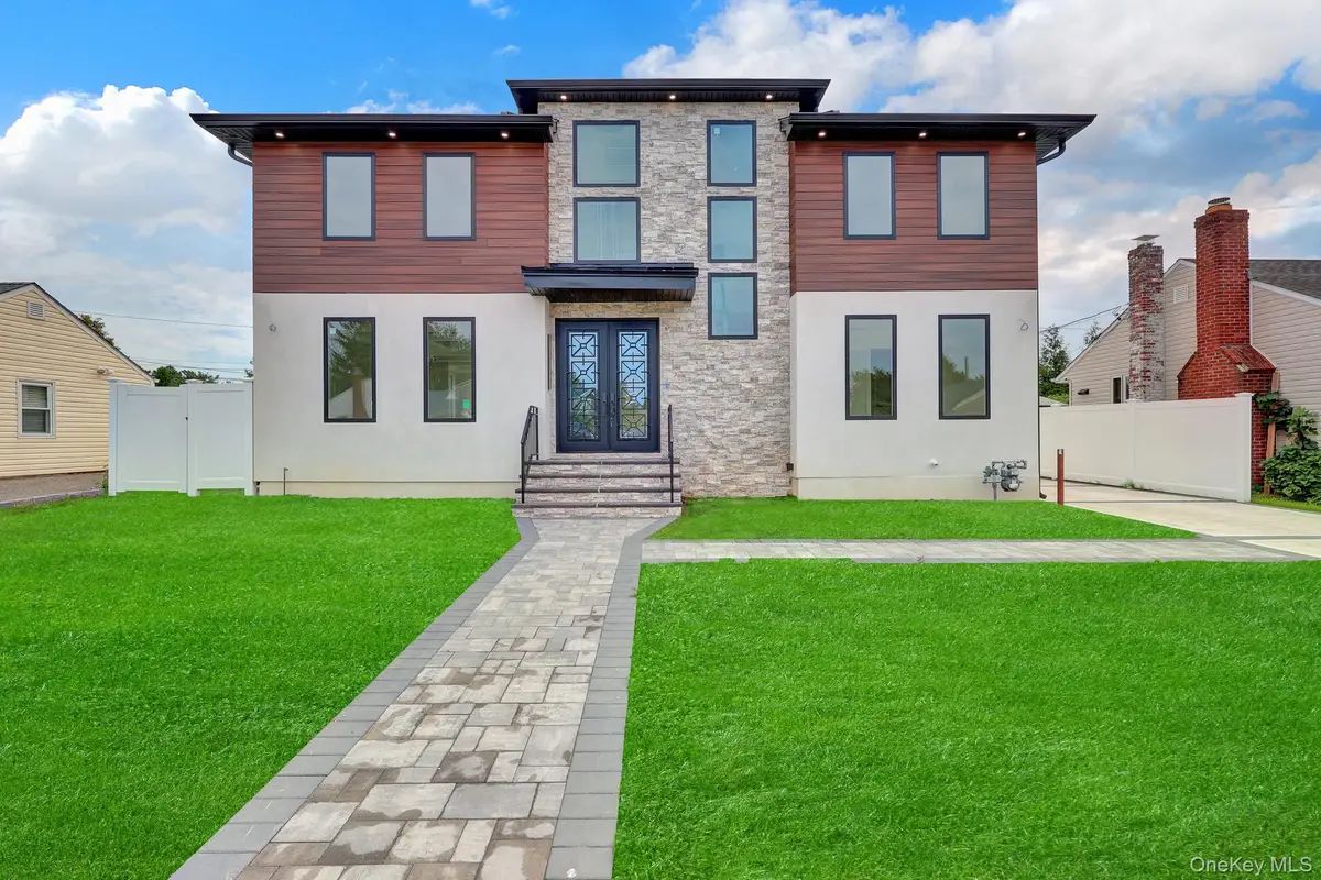81 E End Avenue, Hicksville, NY 11801 - #1