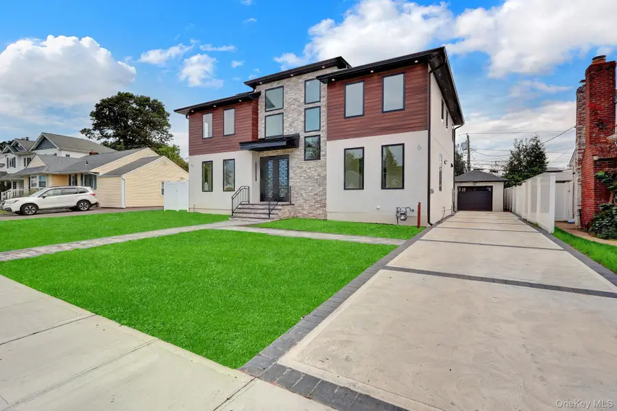 81 E End Avenue, Hicksville, NY 11801 - #2