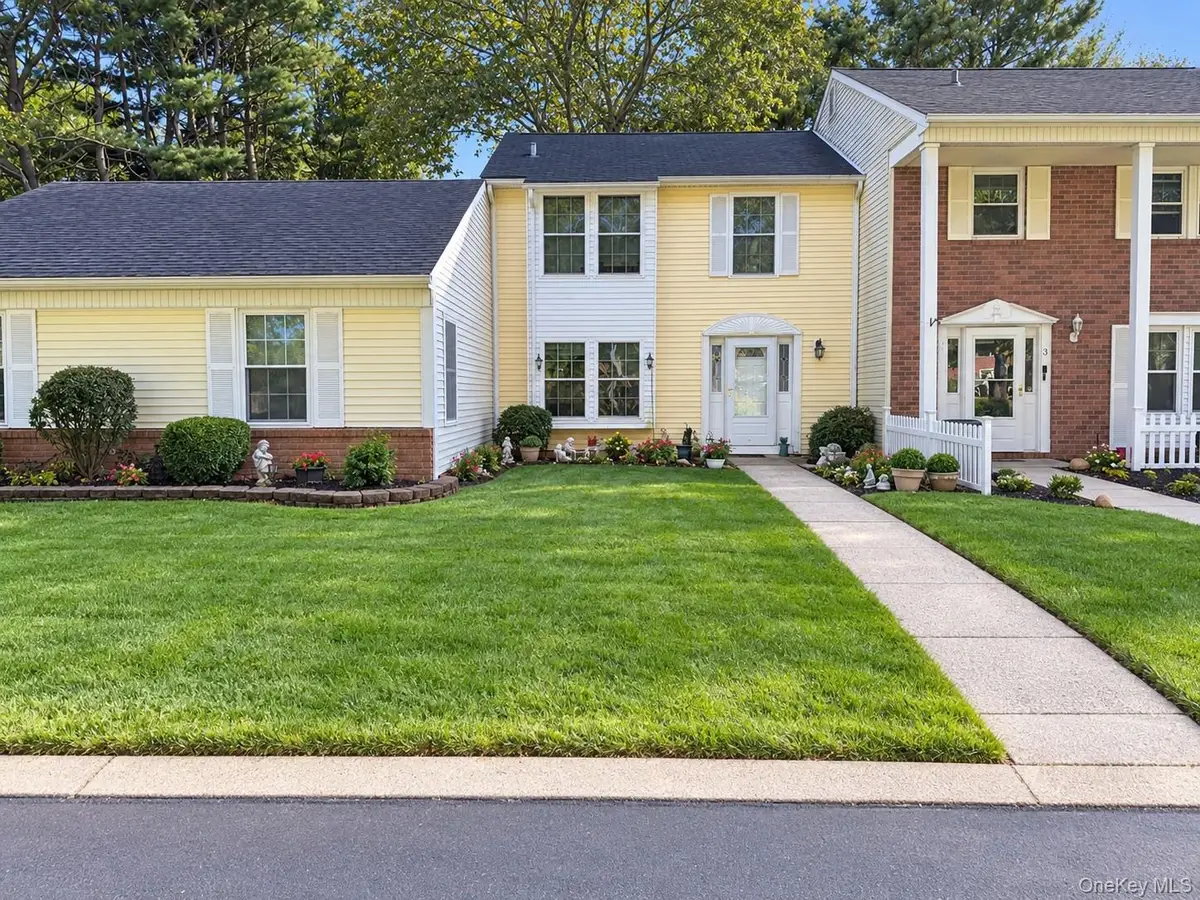 4 Lexington Court, Coram, NY 11727 - #1