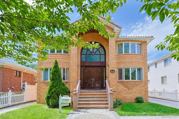 61-36 Cloverdale Blvd, Oakland Gardens, NY 11364