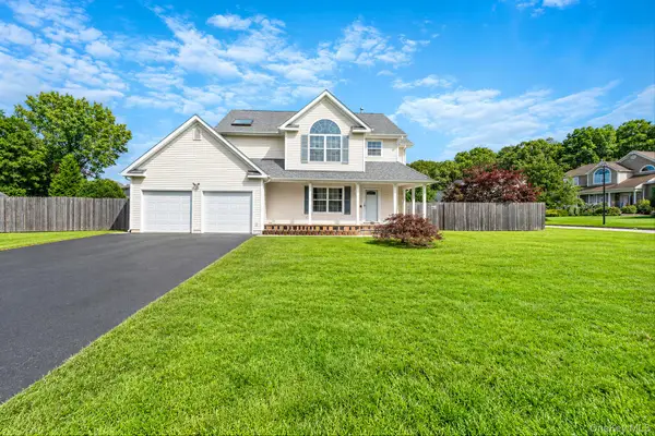 19 Oceanview Boulevard, Manorville, NY 11949