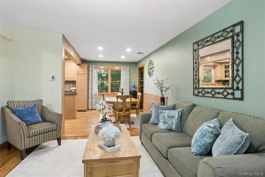 21 Edgewood, Plainview, NY 11803 - #3