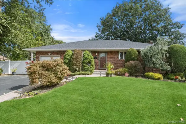 15 Elmwood Lane, Syosset, NY 11791
