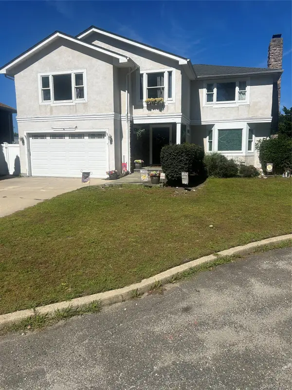 5 Vivona Court, Bayville, NY 11709
