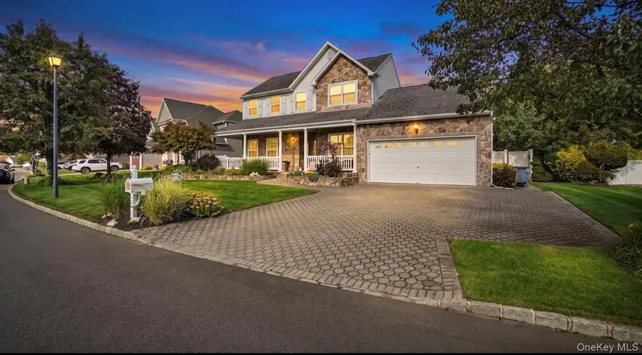 25 Laurel Lane, Holtsville, NY 11742 - #3