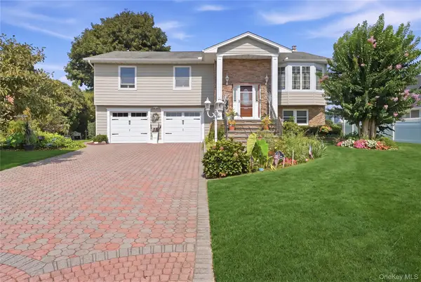 121 Drake Court, West Islip, NY 11795