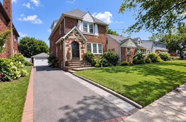 115 Canterbury Gate, Lynbrook, NY 11563