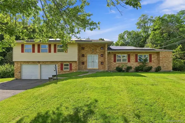 39 Clintonwood Drive, New Windsor, NY 12553