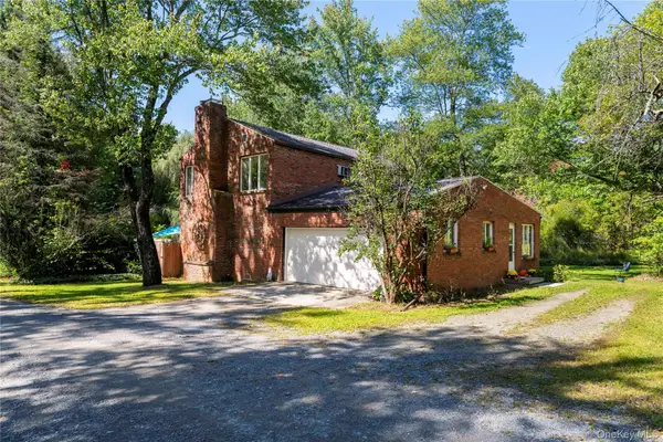 15 Storybook Lane, Pleasant Valley, NY 12569