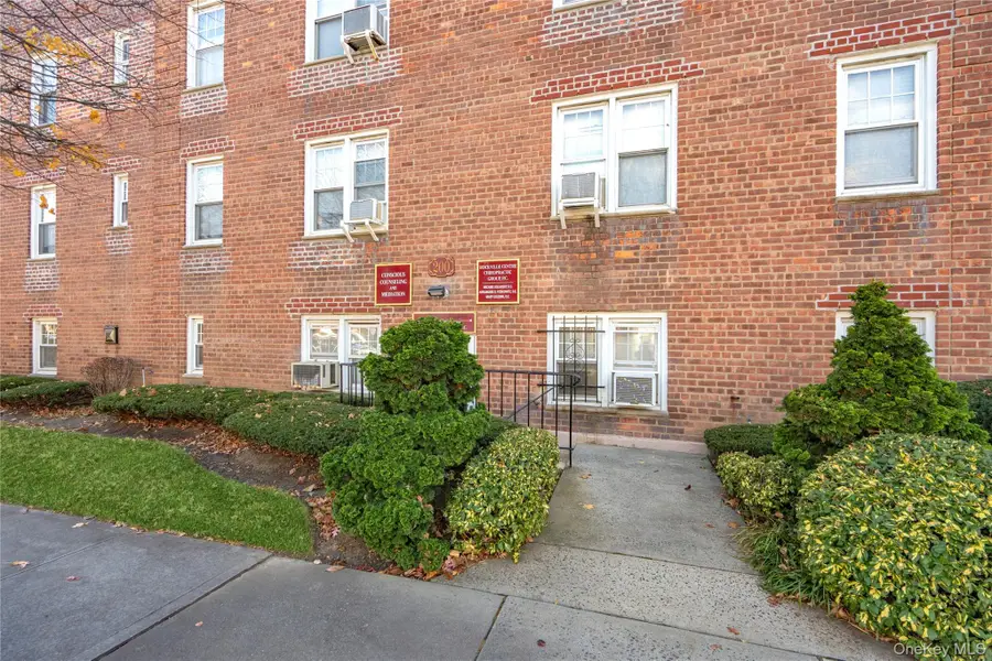200 N Village Avenue #100, Rockville Centre, NY 11570 - #3