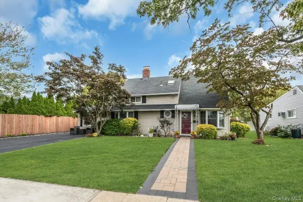 7 Eve Lane, Levittown, NY 11756