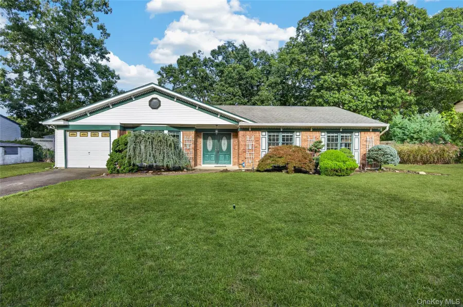 9 Groton Lane, Coram, NY 11727 - #3