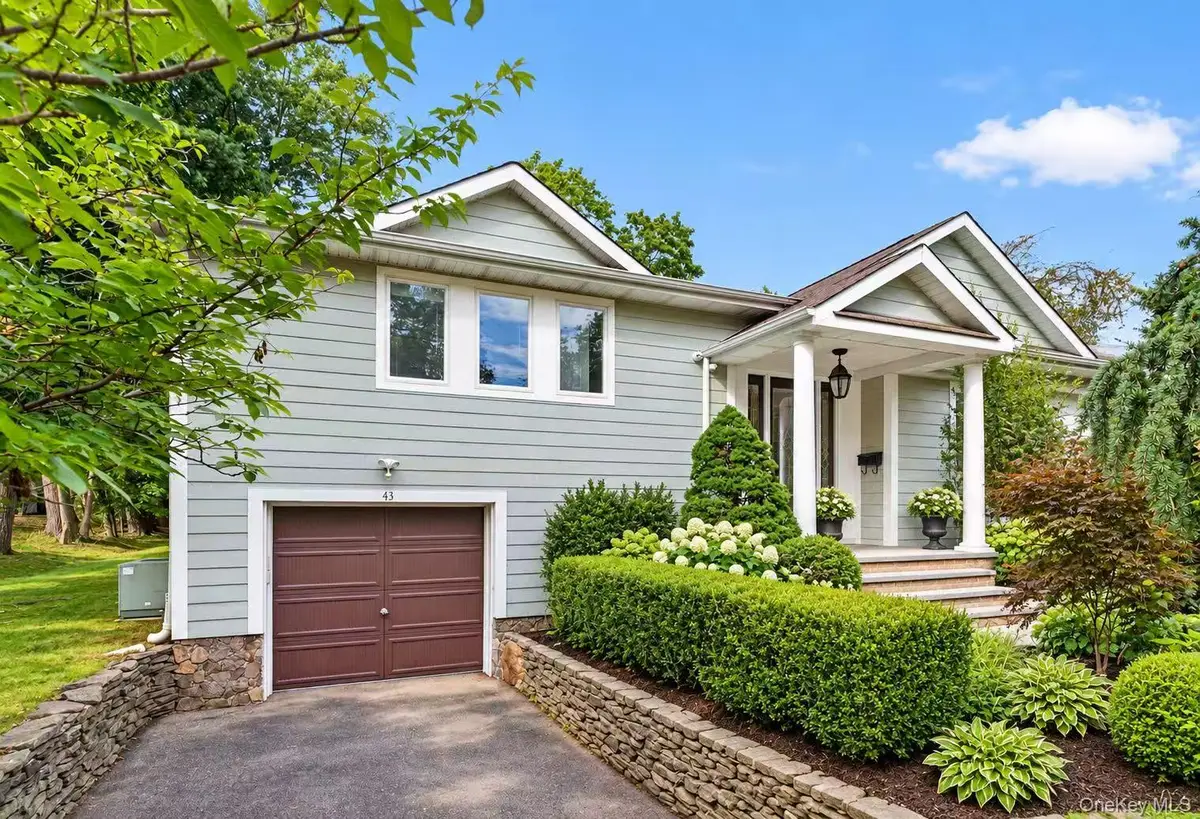 43 Fernwood Lane, Roslyn, NY 11576 - #1