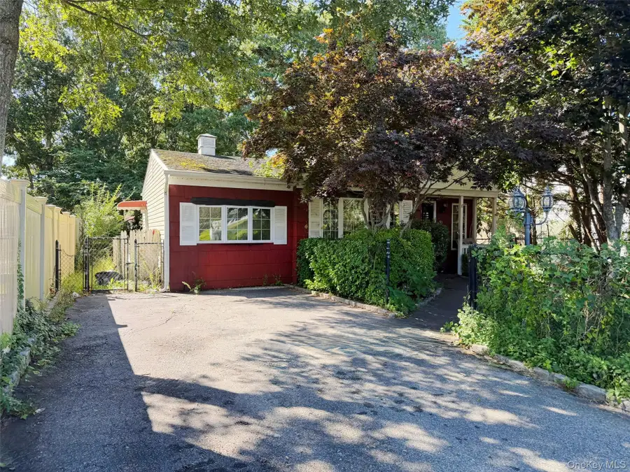 30 Oakwood Drive, Shirley, NY 11967 - #2