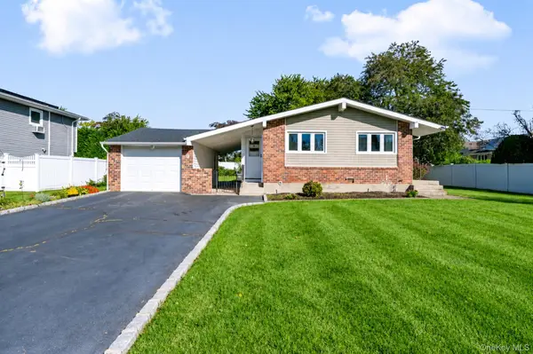 9 Plowboy Path, Commack, NY 11725