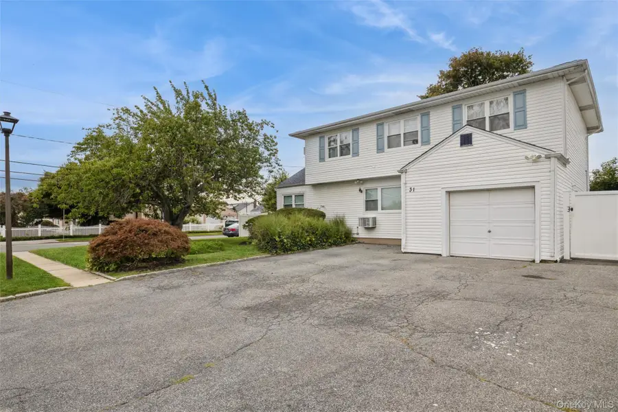 31 E June Street, Lindenhurst, NY 11757 - #3