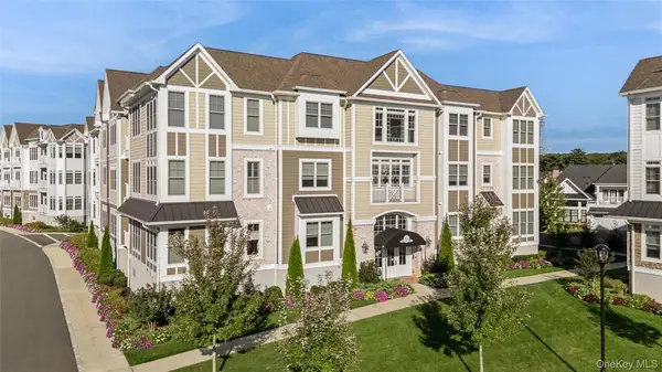 20305 Aspenwood Drive #20305, Plainview, NY 11803