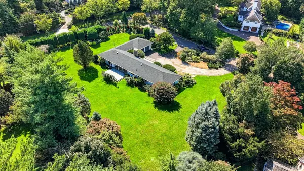 1 Cornwells Beach Road, Port Washington, NY 11050