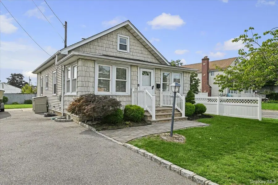 635 S 6th Street, Lindenhurst, NY 11757 - #2