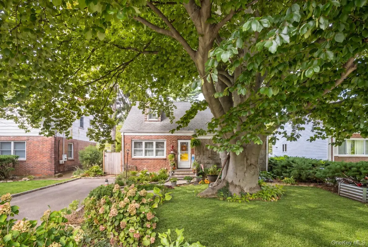 38 Middle Neck Road, Port Washington, NY 11050 - #1