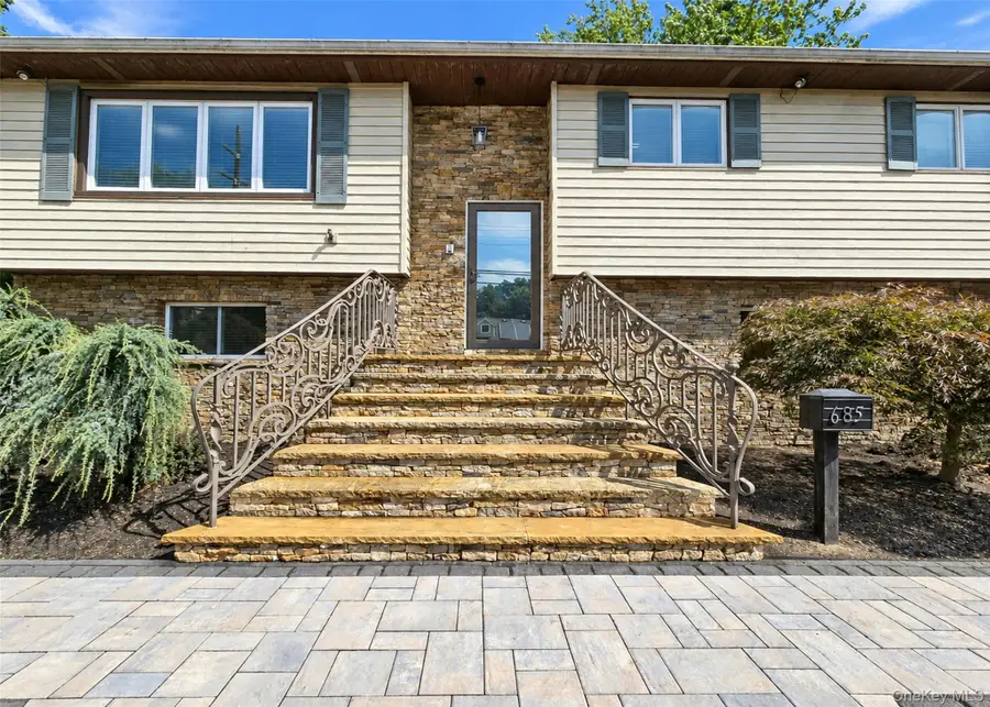 685 Carlls Path, Deer Park, NY 11729 - #2