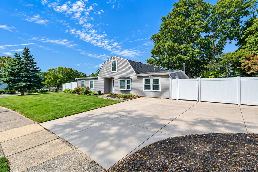 27 Lehigh Lane, Farmingville, NY 11738 - #3