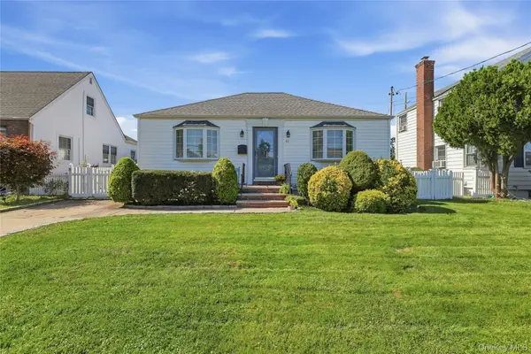 53 Greenway W, New Hyde Park, NY 11040