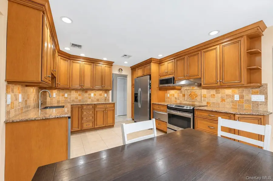 4 Hunting Hill Road, Woodbury, NY 11797 - #2