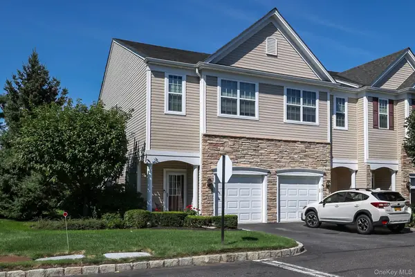 30 Torrey Pine Lane, Bay Shore, NY 11706