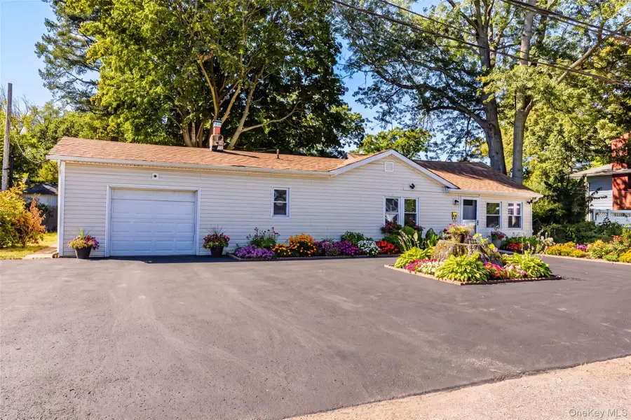 20 Buchanan Avenue, Wheatley Heights, NY 11798 - #2