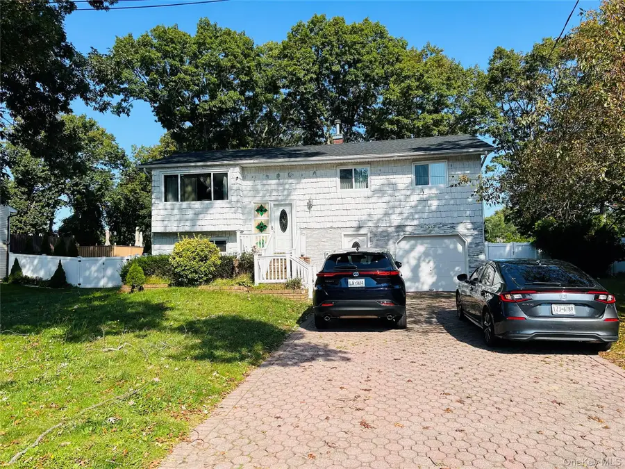 39 W Willow Street, Brentwood, NY 11717 - #2