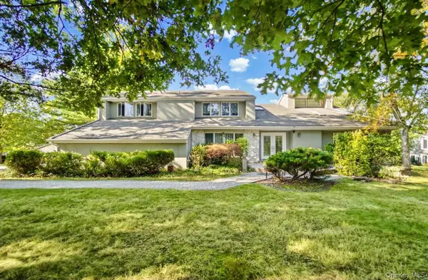 17 Scenic View Court W, Dix Hills, NY 11746