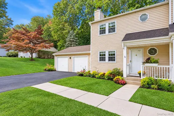 24 Huntington Commons, Yaphank, NY 11980