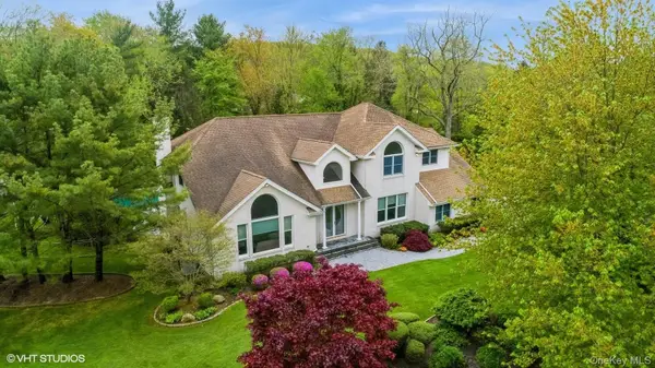 2 Sunflower Court, Dix Hills, NY 11746