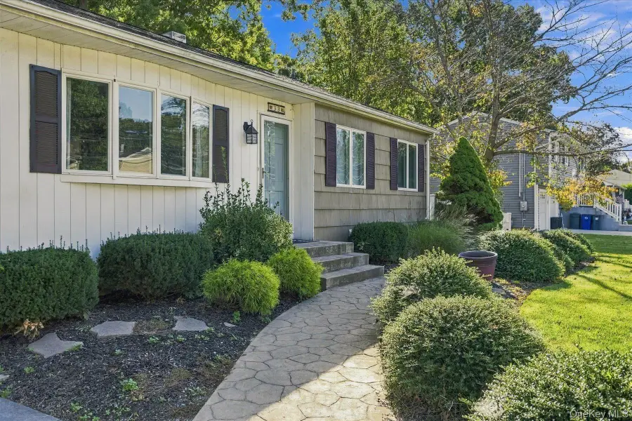 33 Shenandoah Boulevard, Terryville, NY 11776 - #3