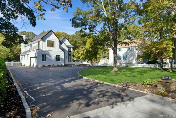 21 Hart Place #B, Dix Hills, NY 11746