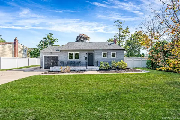 29 Edgewater Avenue, Bayport, NY 11705