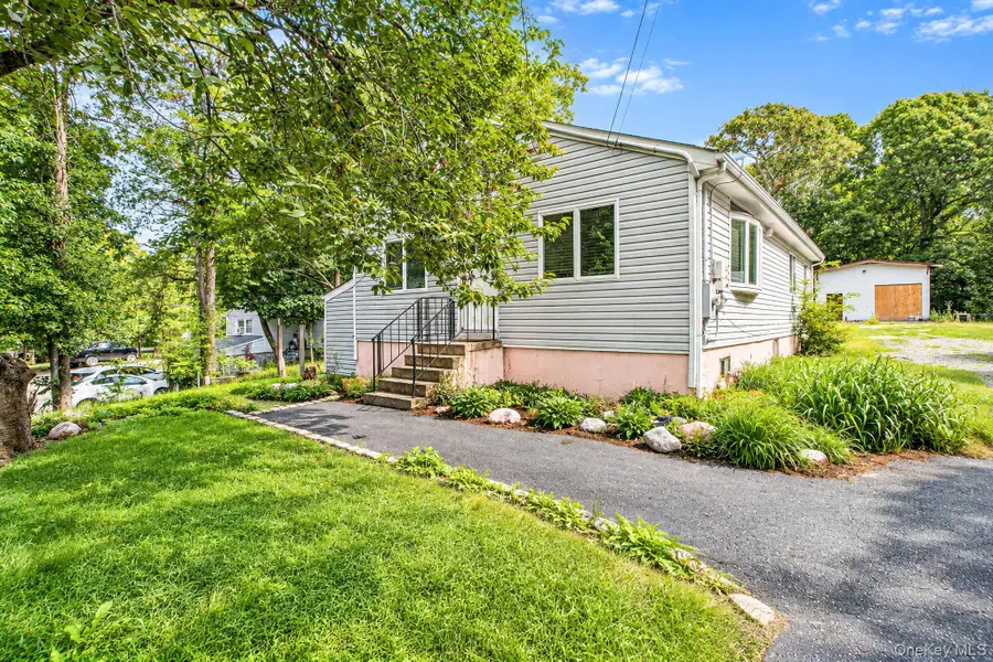 95 W Bartlett Road, Middle Island, NY 11953 - #3