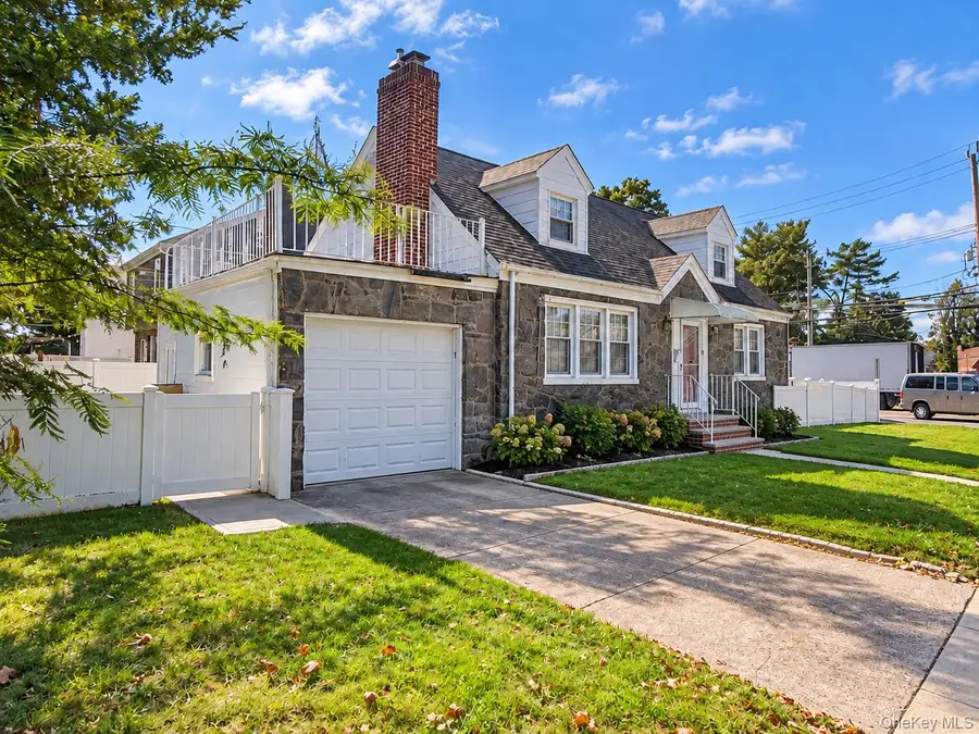 2 Oak Drive, New Hyde Park, NY 11040 - #2
