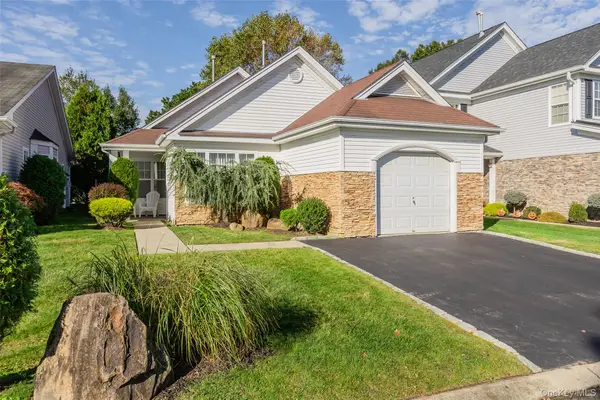 29 Madison Circle, Middle Island, NY 11953