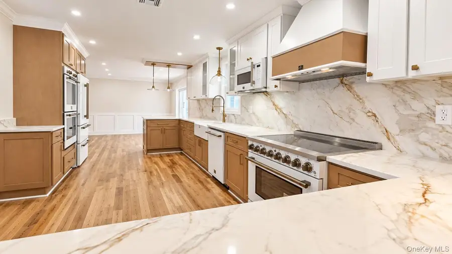 7 Shoreham Drive W, Dix Hills, NY 11746 - #3