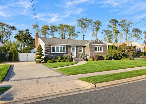 21 Clifford Drive, Farmingdale, NY 11735