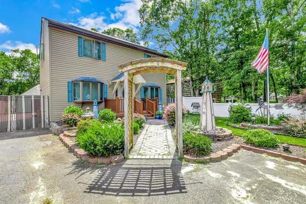 17 Victory Avenue, Shirley, NY 11967
