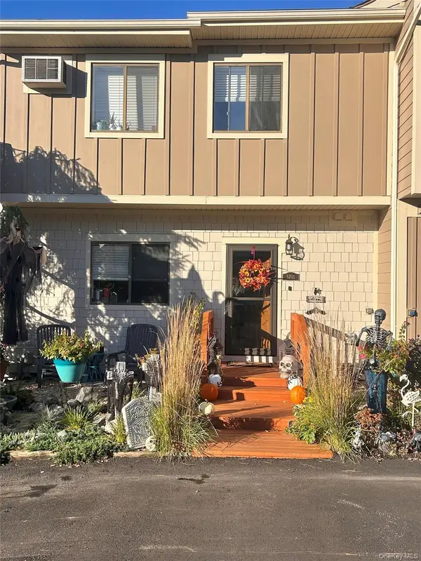 5701 Chelsea Cove N, Hopewell Junction, NY 12533